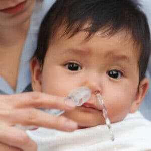 Après 4 mois : l'enfant est installé assis, la tête légèrement maintenue.